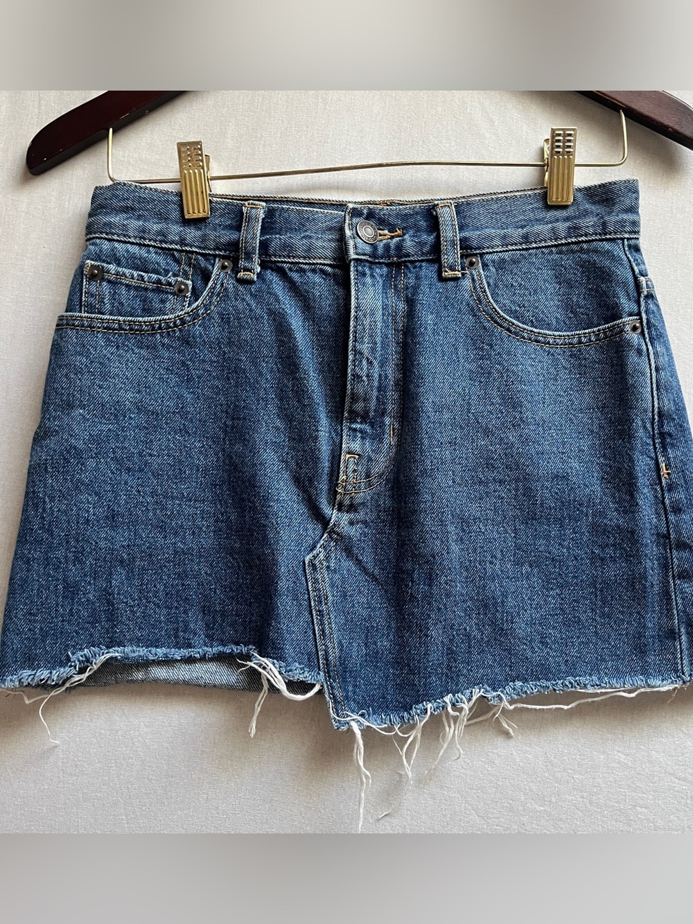 Aritzia Golden by TNA Frayed Raw Hem Denim Mini Skirt Sz 4